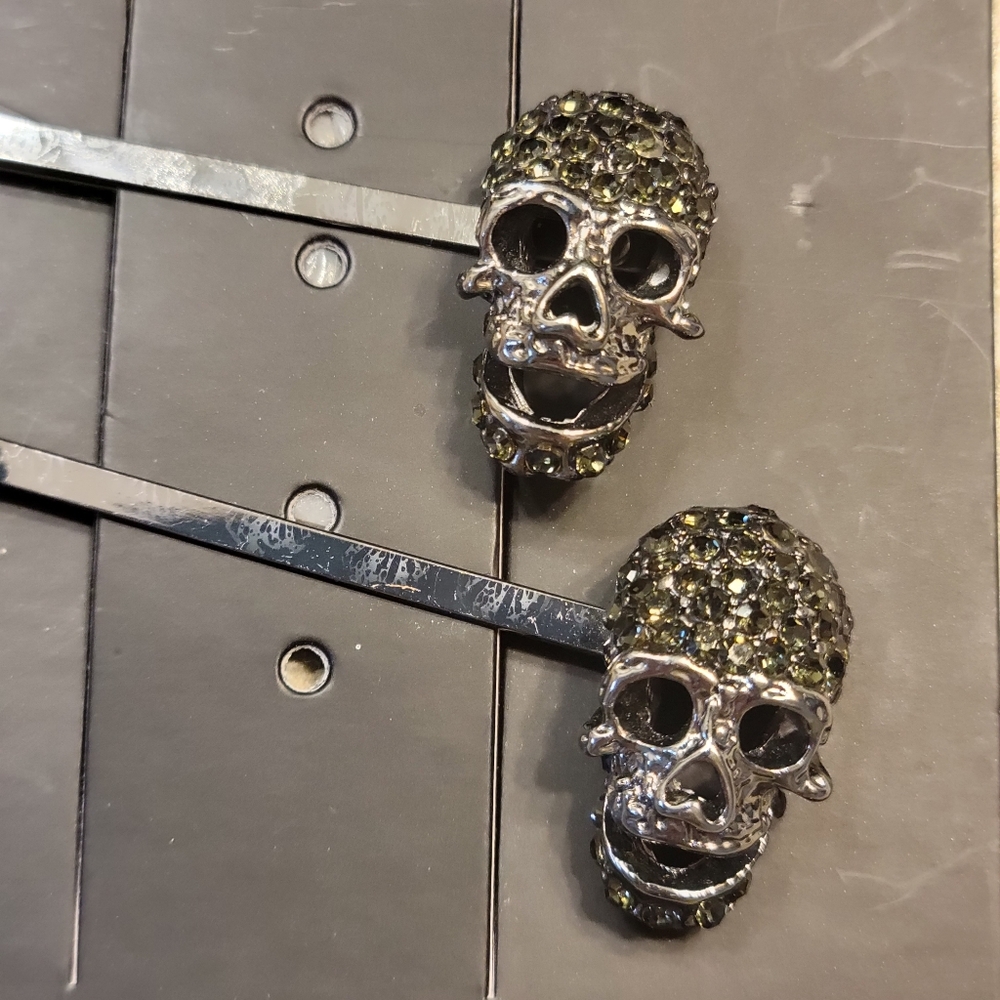 Torrid Skull Barrettes Hair Clips Bobby Pins NEW Black Silver Goth - Picture 2 of 3